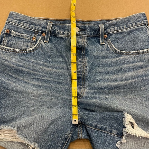 Women’s Levi’s 501 Distressed Jean Shorts Size 33 - Picture 12 of 13